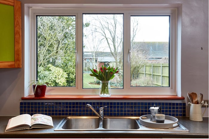 Tủ bếp chống nước là một trong những xu hướng thiết kế năm 2024, giúp cho không gian bếp của bạn không bị ảnh hưởng bởi môi trường ẩm ướt hay nước dư thừa khi nấu nướng. Tủ bếp chống nước sẽ là sự lựa chọn hoàn hảo cho các vị khách hàng yêu thích sự tiện nghi và bền vững.